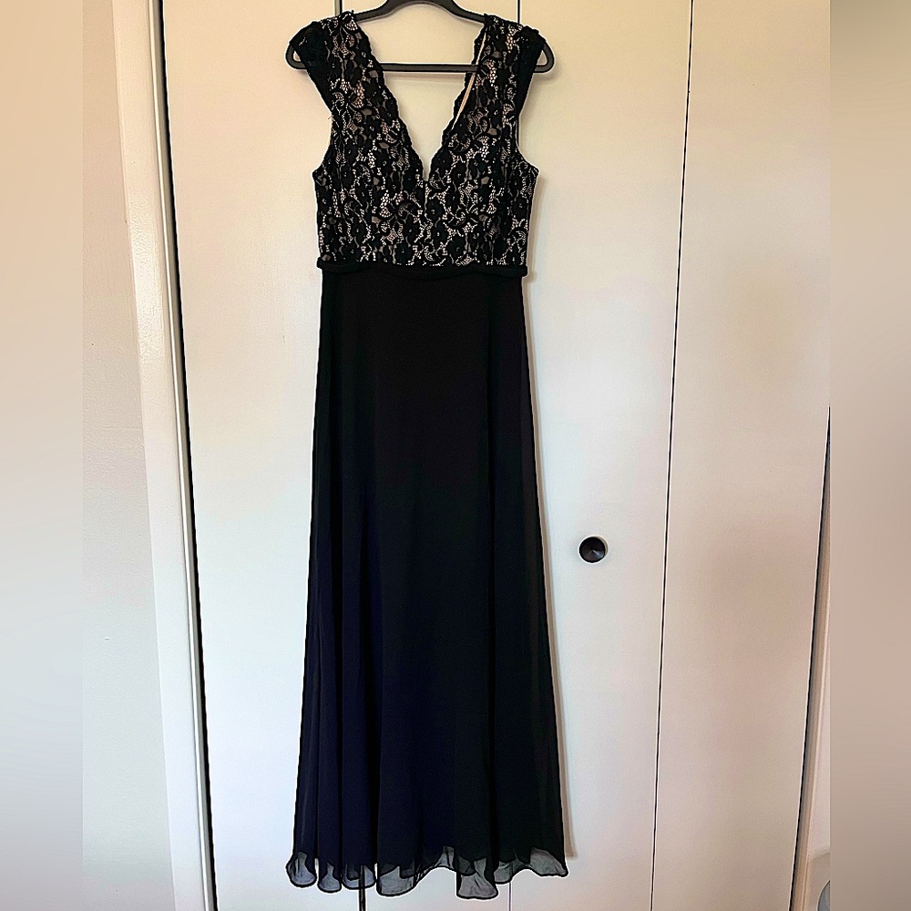 Elegant Black Lace Evening Gown